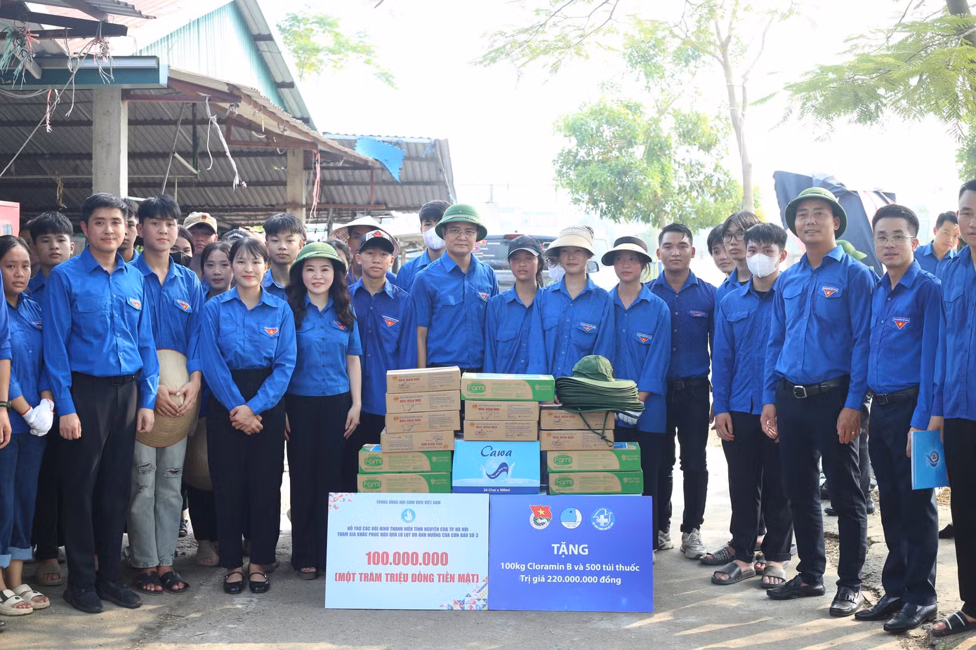 Anh Bùi Quang Huy trao tặng quà và nguồn lực cho đội hình tình nguyện và Thành Đoàn Hà Nội. Ảnh: Bảo Anh