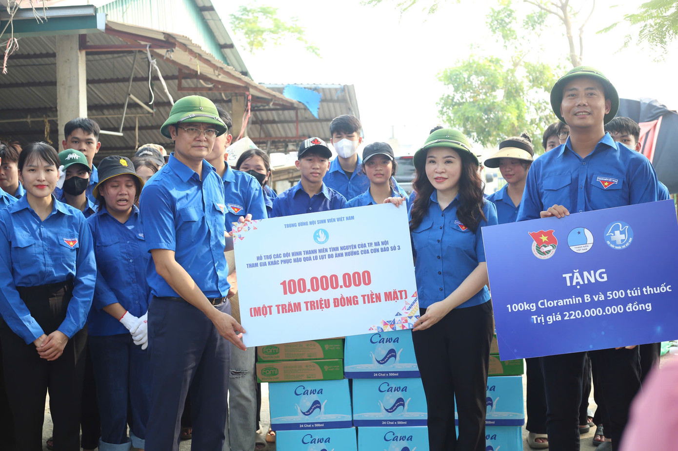 Anh Bùi Quang Huy trao tặng quà và nguồn lực cho đội hình tình nguyện và Thành Đoàn Hà Nội. Ảnh: Bảo Anh Anh Bùi Quang Huy trao tặng quà và nguồn lực cho đội hình tình nguyện và Thành Đoàn Hà Nội. Ảnh: Bảo Anh
