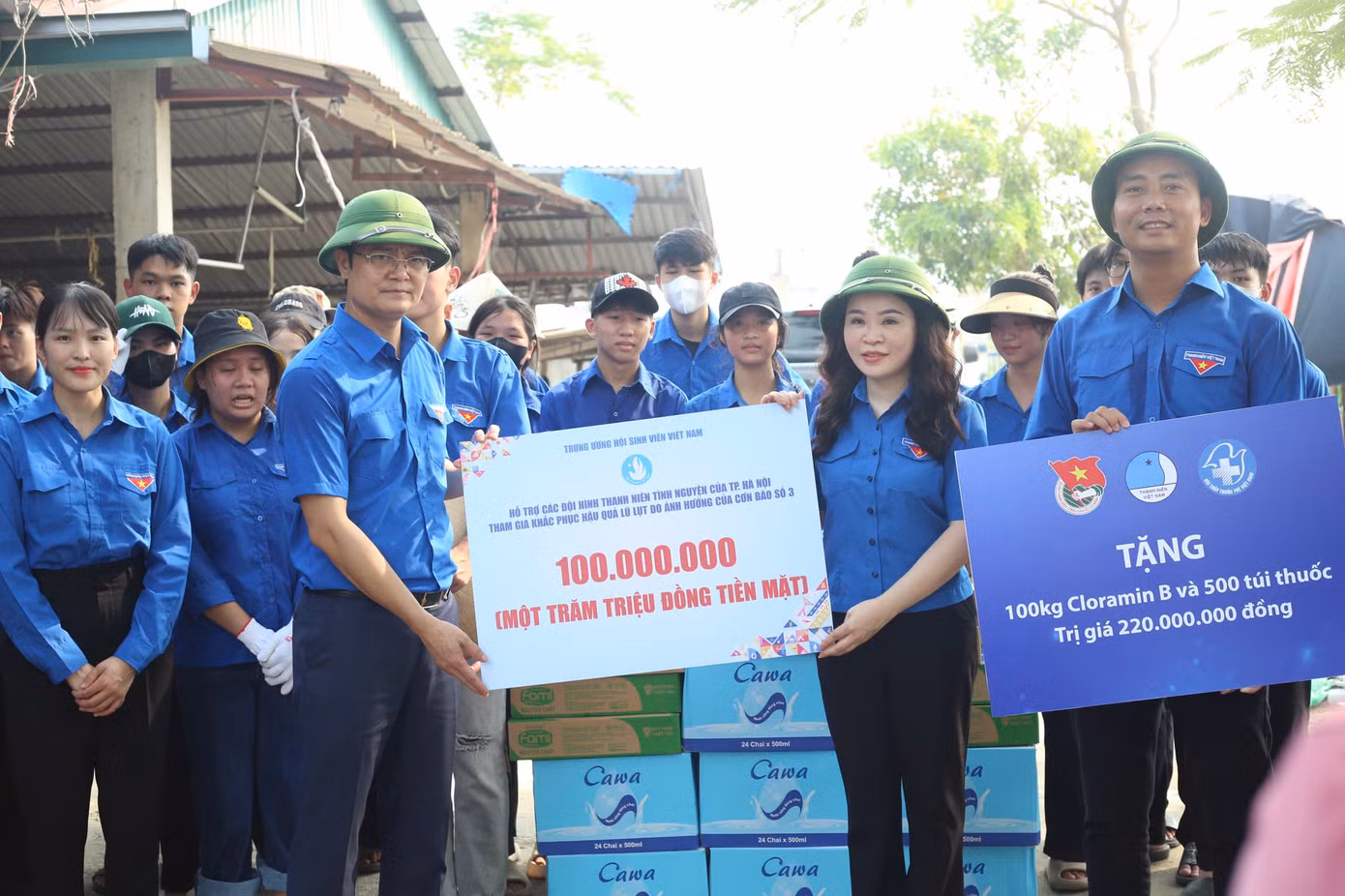 Anh Bùi Quang Huy trao tặng quà và nguồn lực cho đội hình tình nguyện và Thành Đoàn Hà Nội. Ảnh: Bảo Anh