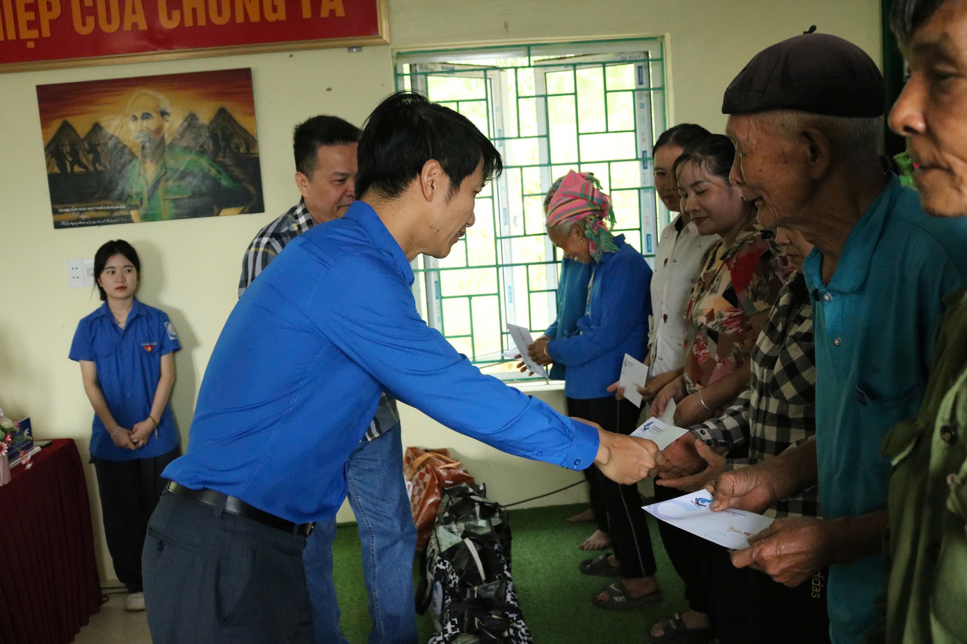 Anh Nguyễn Ngọc Lương – Bí thư thường trực T.Ư Đoàn, Chủ tịch T.Ư Hội LHTN Việt Nam trao tặng túi an sinh và tiền mặt hỗ trợ 26 hộ gia đình tại xã Trung Thành, huyện Đà Bắc, tỉnh Hoà Bình