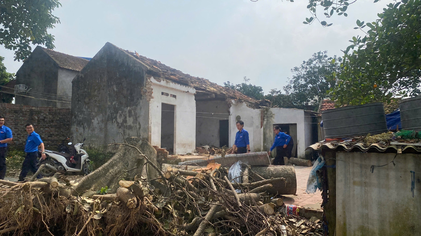 Ngôi nhà gia đình ông Đinh Văn Thì bị đổ sập do ảnh hưởng của bão số 3. Ngôi nhà gia đình ông Đinh Văn Thì bị đổ sập do ảnh hưởng của bão số 3.