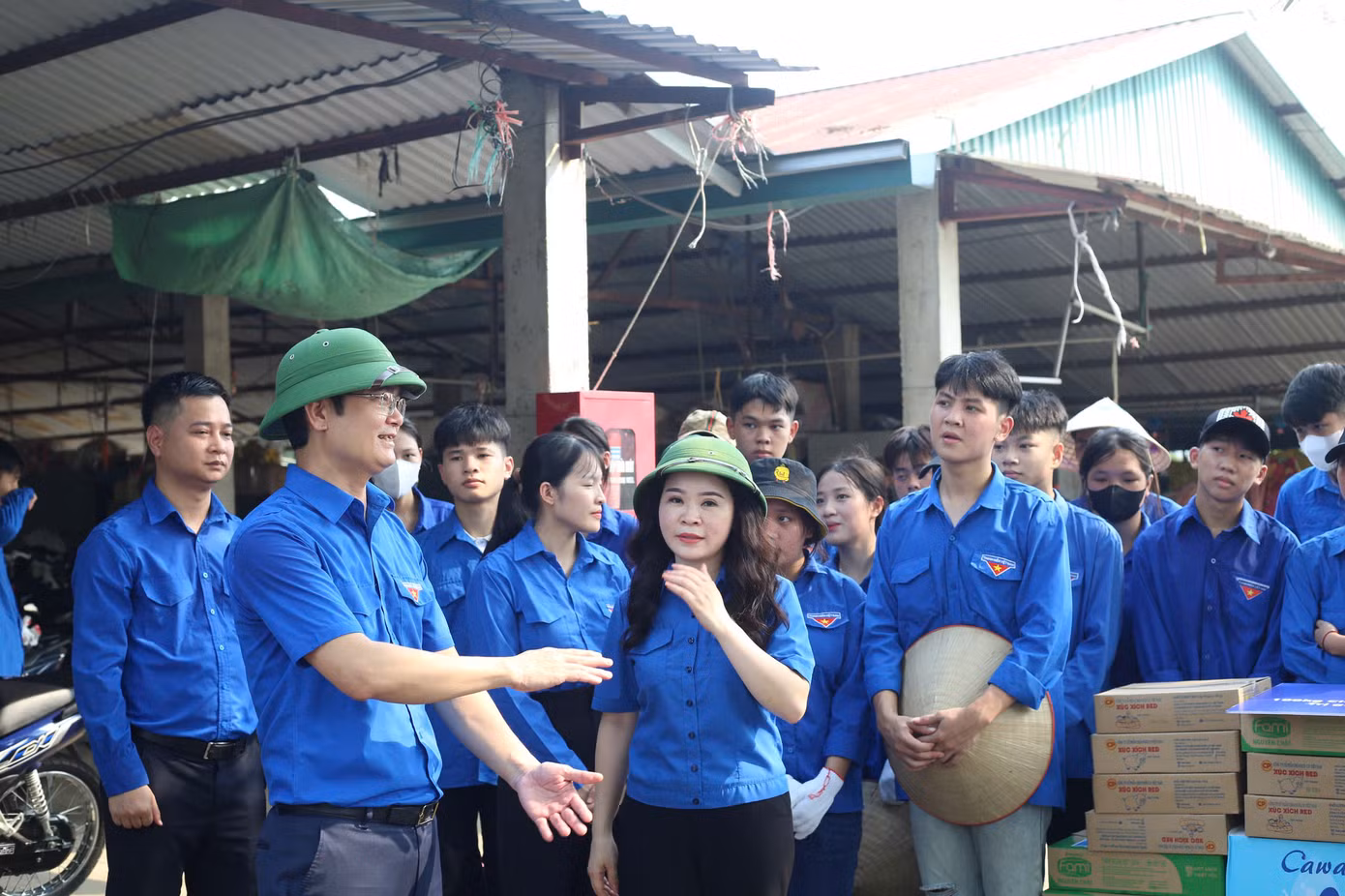 Bí thư thứ nhất T.Ư Đoàn Bùi Quang Huy thăm hỏi, trò chuyện với các đội hình tình nguyện đang thực hiện nhiệm vụ tại xã Thanh Xuân, huyện Sóc Sơn. Ảnh: Bảo Anh