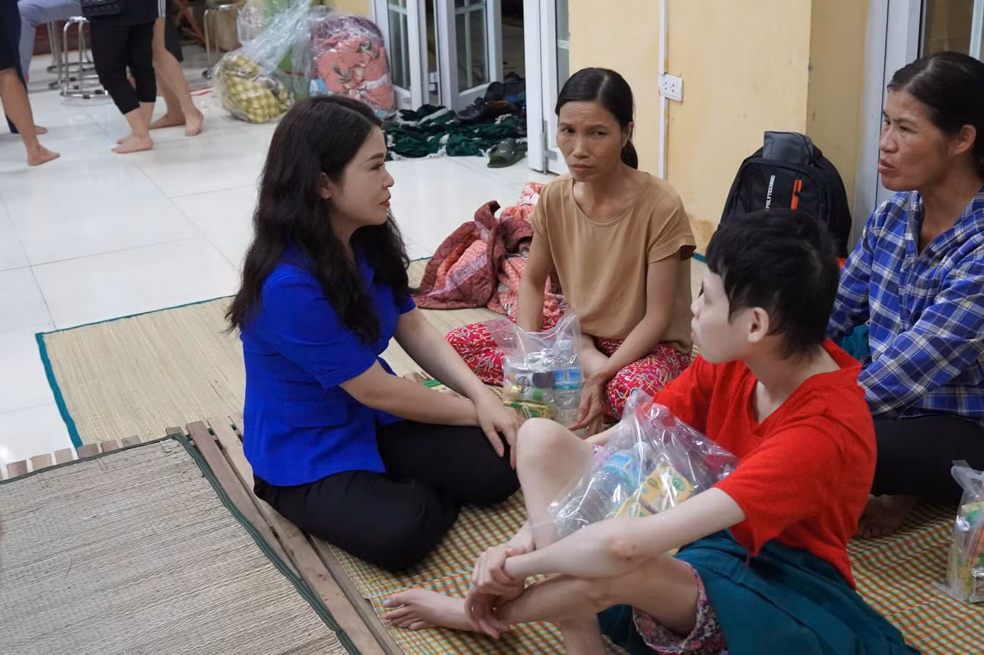 Chị Chu Hồng Minh - Bí thư Thành Đoàn Hà Nội thăm hỏi người dân, tặng quà các gia đình nhà bị ngập tại huyện Thường Tín.