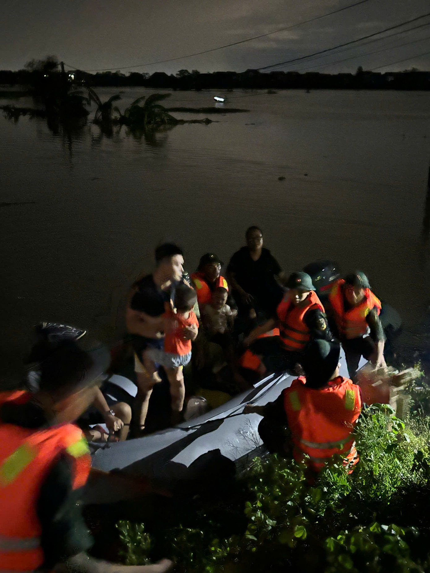 CLB Xuồng hơi thanh niên cứu hộ xuyên đêm cùng các lực lượng hỗ trợ di chuyển người dân đến nơi an toàn.