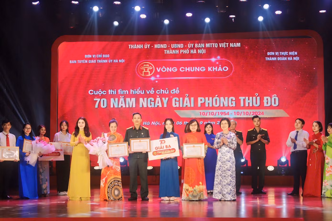 Trao giải Ba cho đội Thủ đô sáng mãi. Trao giải Ba cho đội Thủ đô sáng mãi.