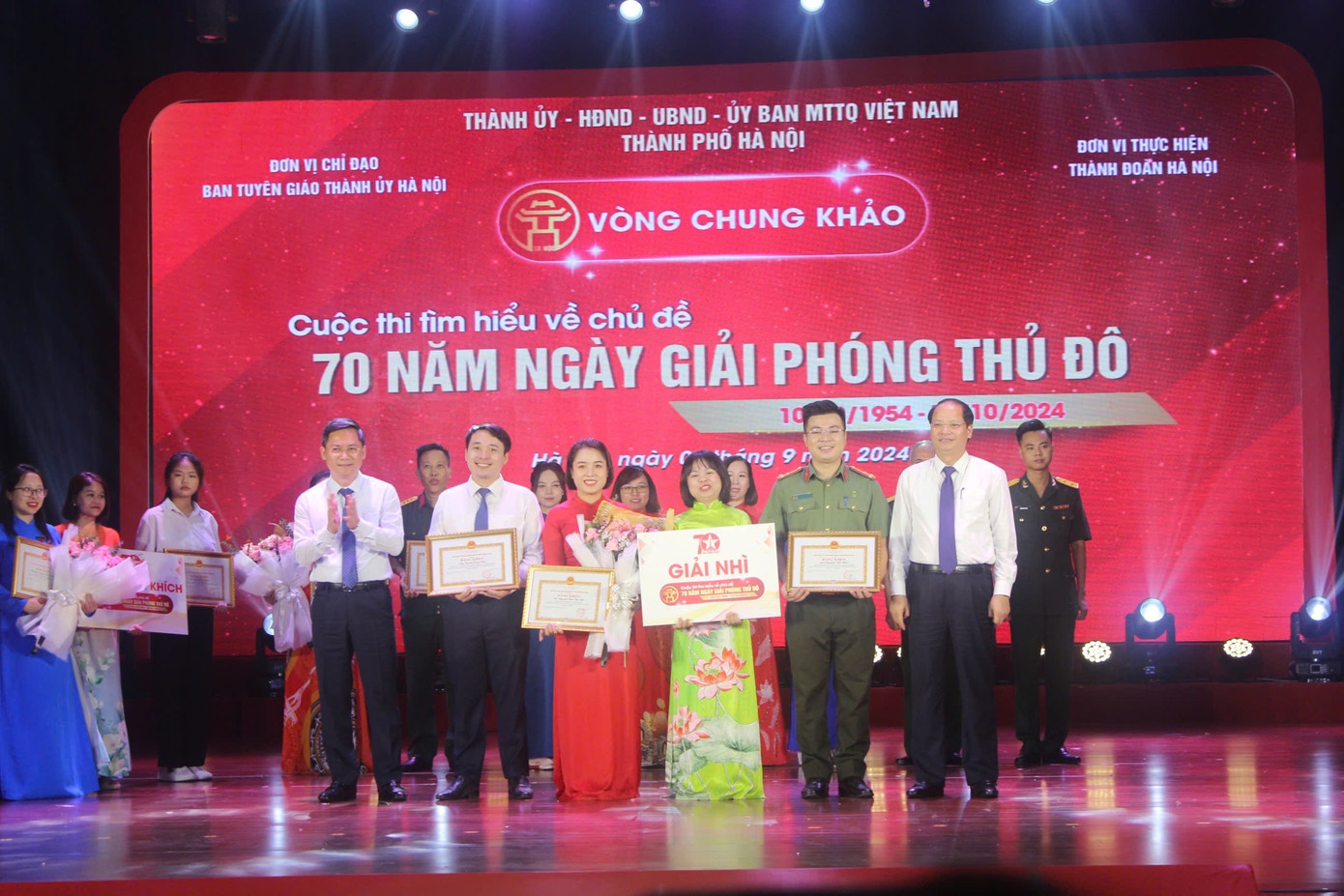 Trao giải Nhì cho đội Hào khí Thăng Long.