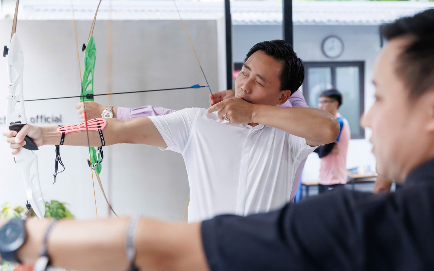 Anh Nguyễn Đức Tiến - Phó Bí thư thường trực Thành Đoàn, Chủ tịch Hội LHTN TP Hà Nội và các đại biểu trải nghiệm bắn cung Barebow