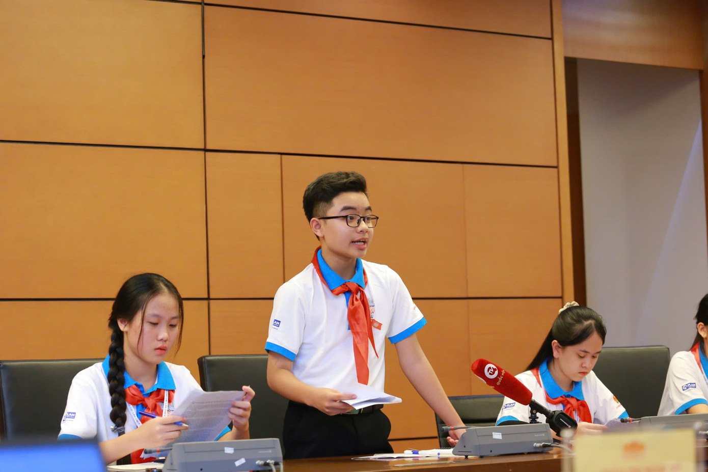 Đại biểu Biện Nguyễn Khôi Nguyên (Lớp 8A, Trường THCS Cẩm Bình, huyện Cẩm Xuyên, tỉnh Hà Tĩnh) trao đổi tại phiên thảo luận. Đại biểu Biện Nguyễn Khôi Nguyên (Lớp 8A, Trường THCS Cẩm Bình, huyện Cẩm Xuyên, tỉnh Hà Tĩnh) trao đổi tại phiên thảo luận.