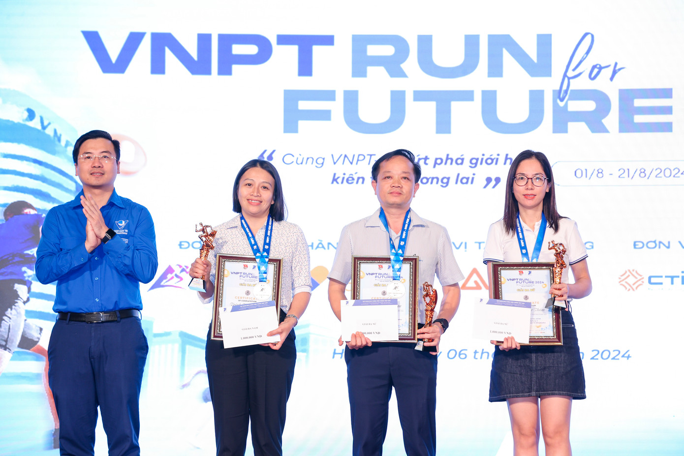 Anh Nguyễn Nhất Linh - Phó Bí thư Tỉnh Đoàn Tuyên Quang trao tặng giải Nhất cho các cá nhân.