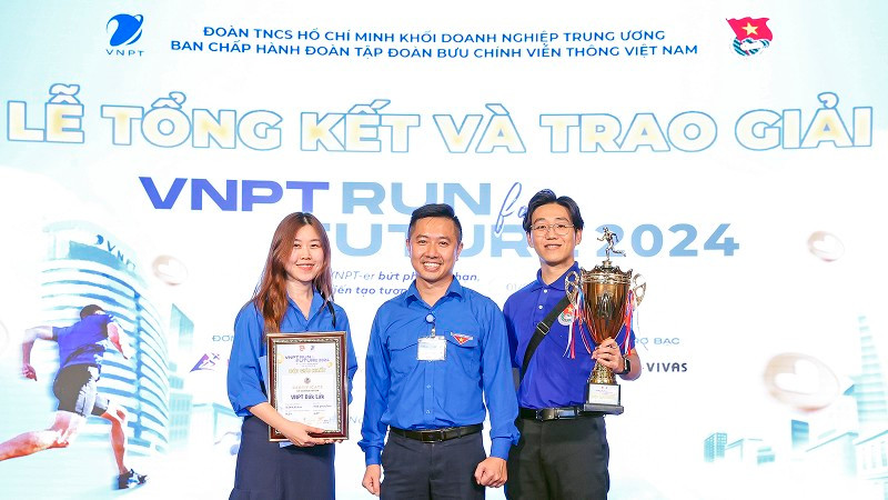 Bí thư Đoàn Thanh niên VNPT Nguyễn Quang Long - Trưởng Ban tổ chức Giải chạy, trao giải Nhất tập thể tặng đại diện VNPT Đắk Lắk.