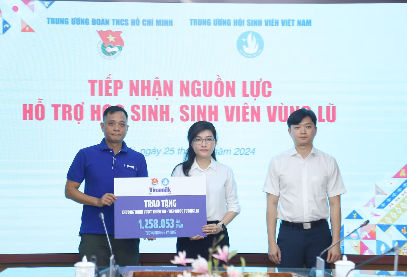 Anh Nguyễn Minh Triết – Bí thư T.Ư Đoàn, Chủ tịch T.Ư Hội SVVN và chị Hồ Hồng Nguyên - Trưởng ban Thanh niên Trường học T.Ư Đoàn, Phó Chủ tịch thường trực T.Ư Hội SVVN tiếp nhận nguồn lực từ Công ty Cổ phần Sữa Việt Nam -Vinamilk Anh Nguyễn Minh Triết – Bí thư T.Ư Đoàn, Chủ tịch T.Ư Hội SVVN và chị Hồ Hồng Nguyên - Trưởng ban Thanh niên Trường học T.Ư Đoàn, Phó Chủ tịch thường trực T.Ư Hội SVVN tiếp nhận nguồn lực từ Công ty Cổ phần Sữa Việt Nam -Vinamilk
