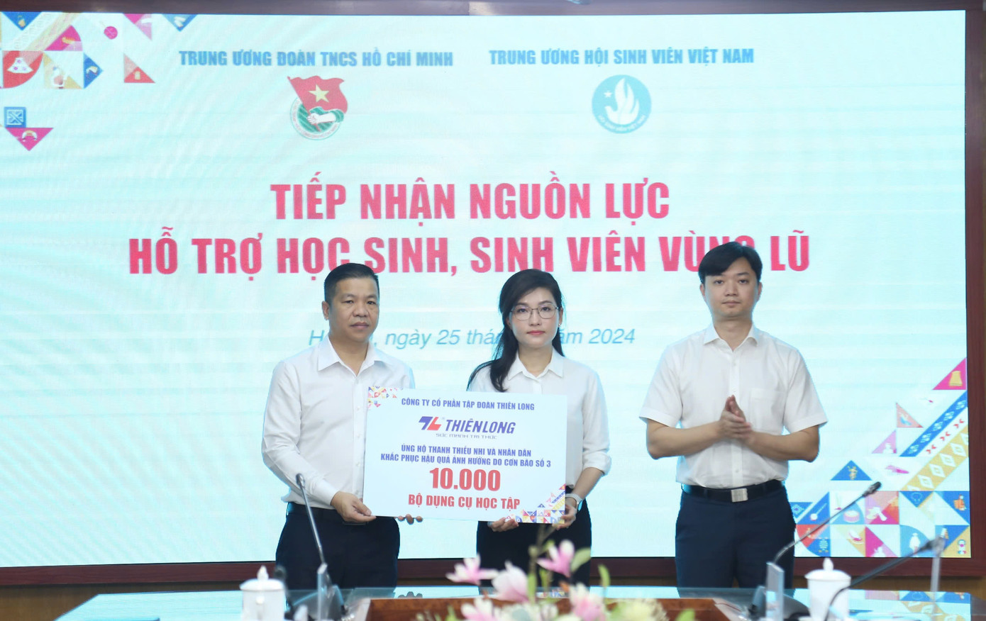 Anh Nguyễn Minh Triết – Bí thư T.Ư Đoàn, Chủ tịch T.Ư Hội SVVN và chị Hồ Hồng Nguyên - Trưởng ban Thanh niên Trường học T.Ư Đoàn, Phó Chủ tịch thường trực T.Ư Hội SVVN tiếp nhận nguồn lực từ Công ty cổ phần tập đoàn Thiên Long Anh Nguyễn Minh Triết – Bí thư T.Ư Đoàn, Chủ tịch T.Ư Hội SVVN và chị Hồ Hồng Nguyên - Trưởng ban Thanh niên Trường học T.Ư Đoàn, Phó Chủ tịch thường trực T.Ư Hội SVVN tiếp nhận nguồn lực từ Công ty cổ phần tập đoàn Thiên Long