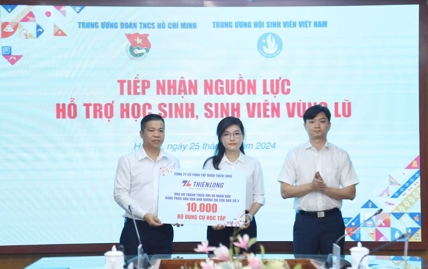 Anh Nguyễn Minh Triết – Bí thư T.Ư Đoàn, Chủ tịch T.Ư Hội SVVN và chị Hồ Hồng Nguyên - Trưởng ban Thanh niên Trường học T.Ư Đoàn, Phó Chủ tịch thường trực T.Ư Hội SVVN tiếp nhận nguồn lực từ Công ty cổ phần tập đoàn Thiên Long Anh Nguyễn Minh Triết – Bí thư T.Ư Đoàn, Chủ tịch T.Ư Hội SVVN và chị Hồ Hồng Nguyên - Trưởng ban Thanh niên Trường học T.Ư Đoàn, Phó Chủ tịch thường trực T.Ư Hội SVVN tiếp nhận nguồn lực từ Công ty cổ phần tập đoàn Thiên Long