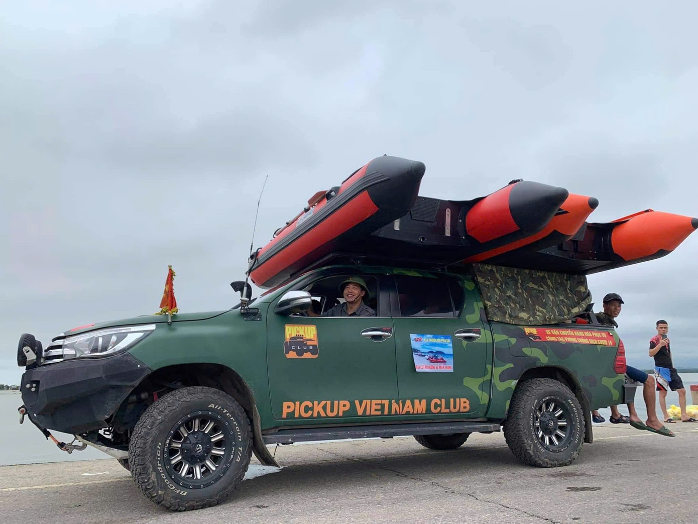 Đội phản ứng nhanh Xuồng hơi cứu hộ và Câu lạc bộ Xe bán tải địa hình Việt Nam PVC sẵn sàng hỗ trợ bà con bị ảnh hưởng bởi bão lũ.