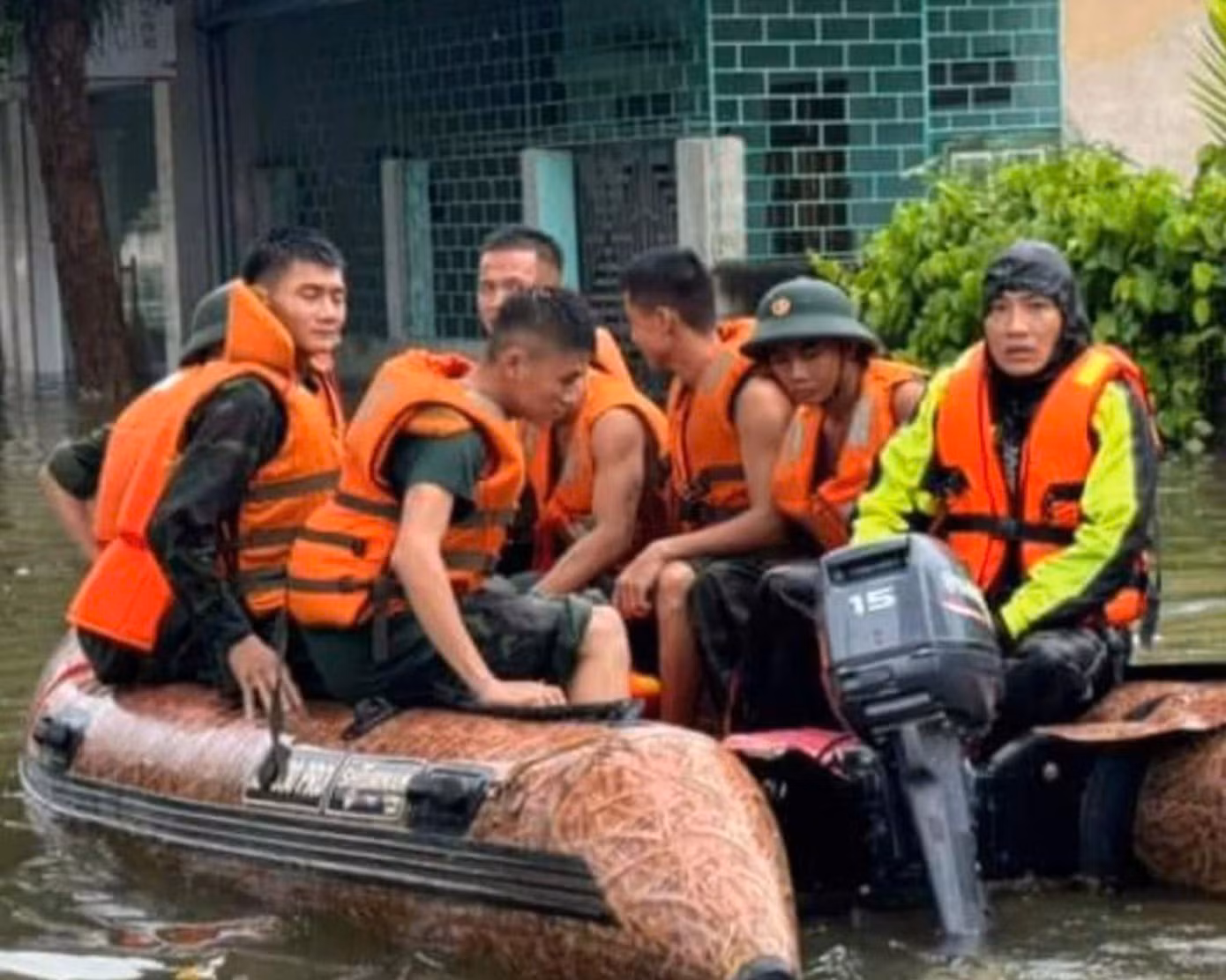 CLB Xuồng hơi hỗ trợ di dời người dân và tài sản khỏi vùng lũ lụt do ảnh hưởng của bão số 3. CLB Xuồng hơi hỗ trợ di dời người dân và tài sản khỏi vùng lũ lụt do ảnh hưởng của bão số 3.