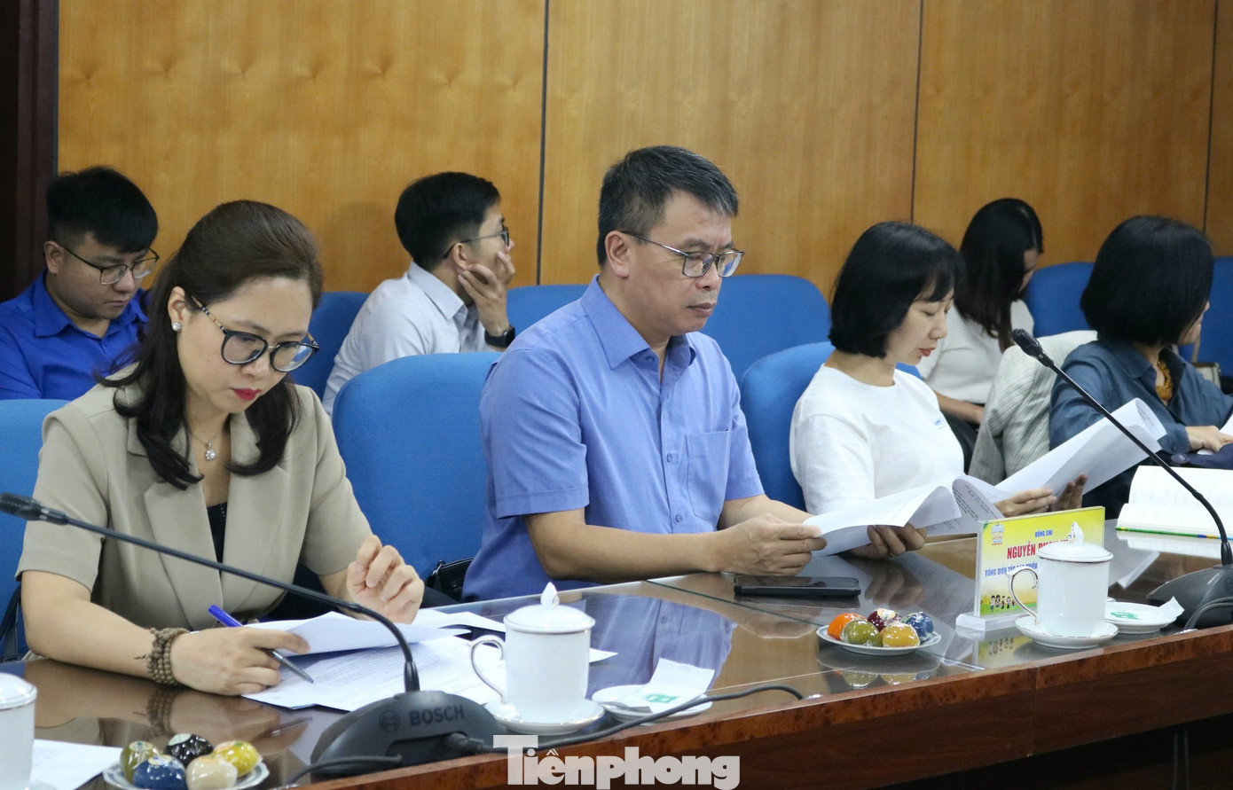 Các thành viên Ban tổ chức, Ban cố vấn nghiên cứu các vấn đề liên quan đến phiên họp.