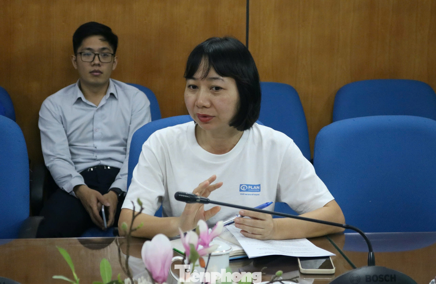 Các thành viên Ban tổ chức, Ban cố vấn trao đổi tại buổi họp.