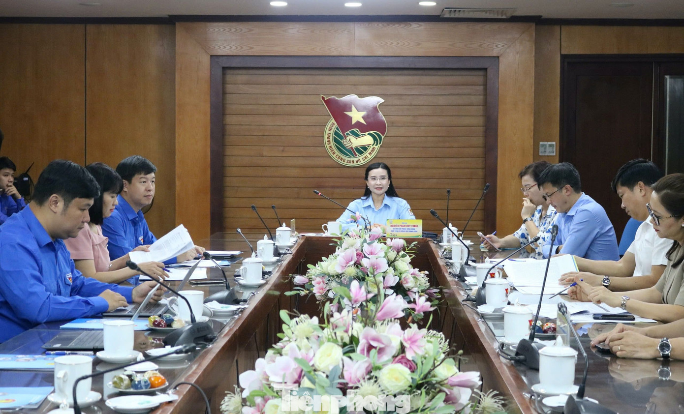 Chị Nguyễn Phạm Duy Trang - Bí thư T.Ư Đoàn, Chủ tịch Hội đồng Đội T.Ư chủ trì cuộc họp.