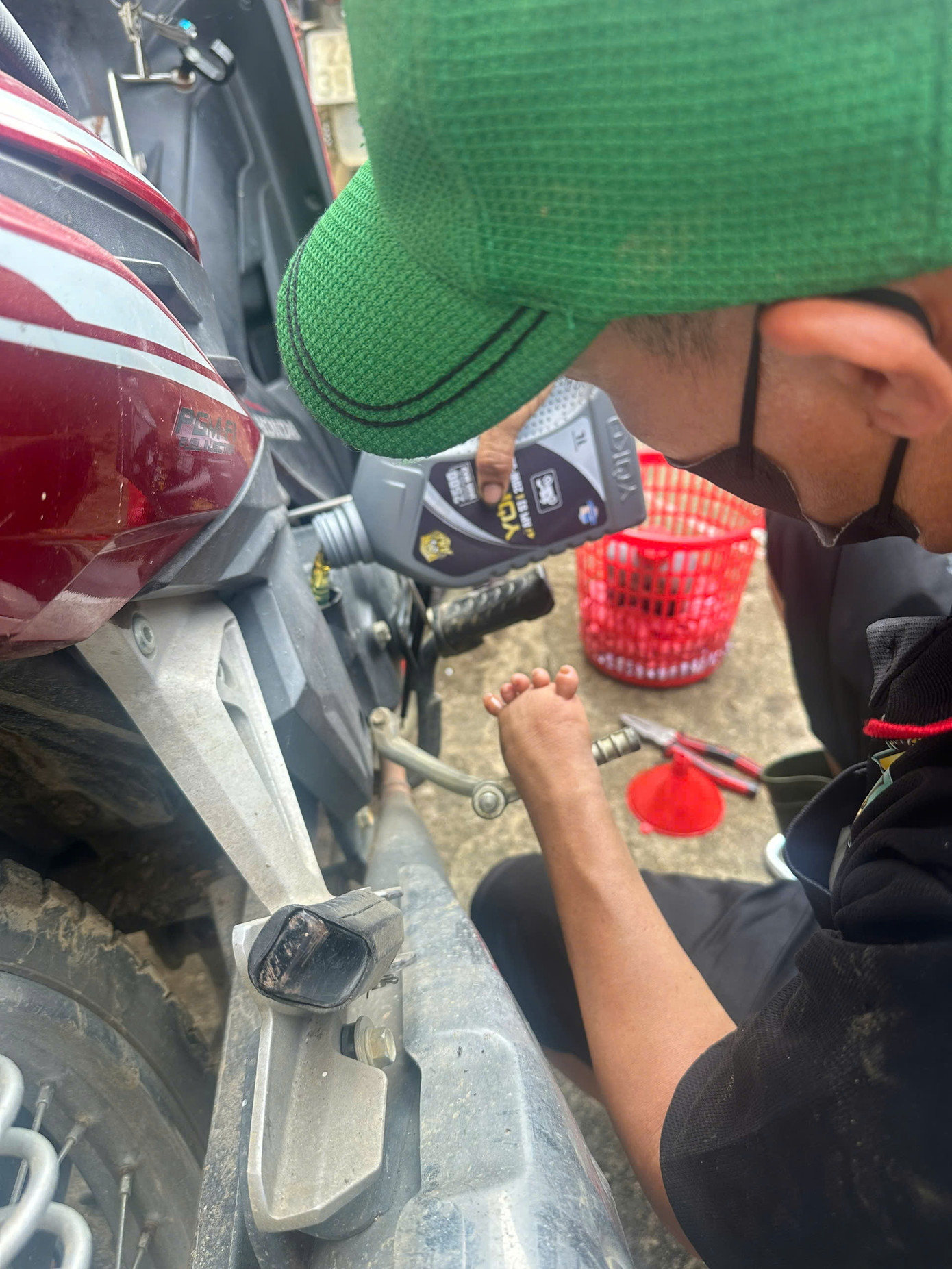 Thợ sửa xe bị khiếm khuyết 1 bàn tay vẫn tích cực hỗ trợ bà con sửa chữa xe máy.