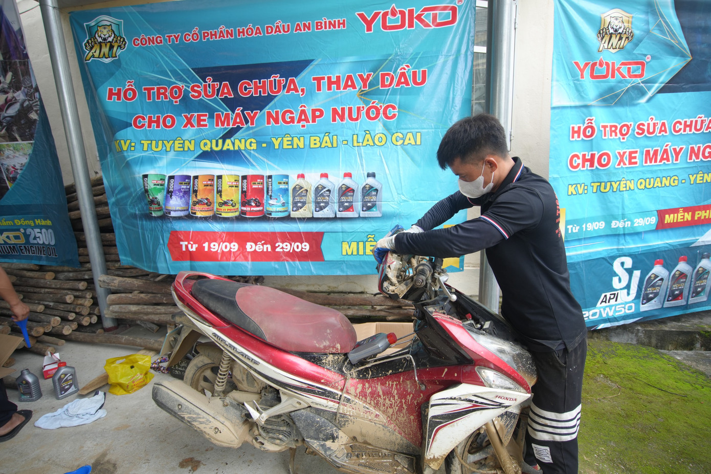 Các tình nguyện viên tận tình sửa chữa giúp "hồi sinh" những chiếc xe máy bị hỏng hóc bị mưa lũ.