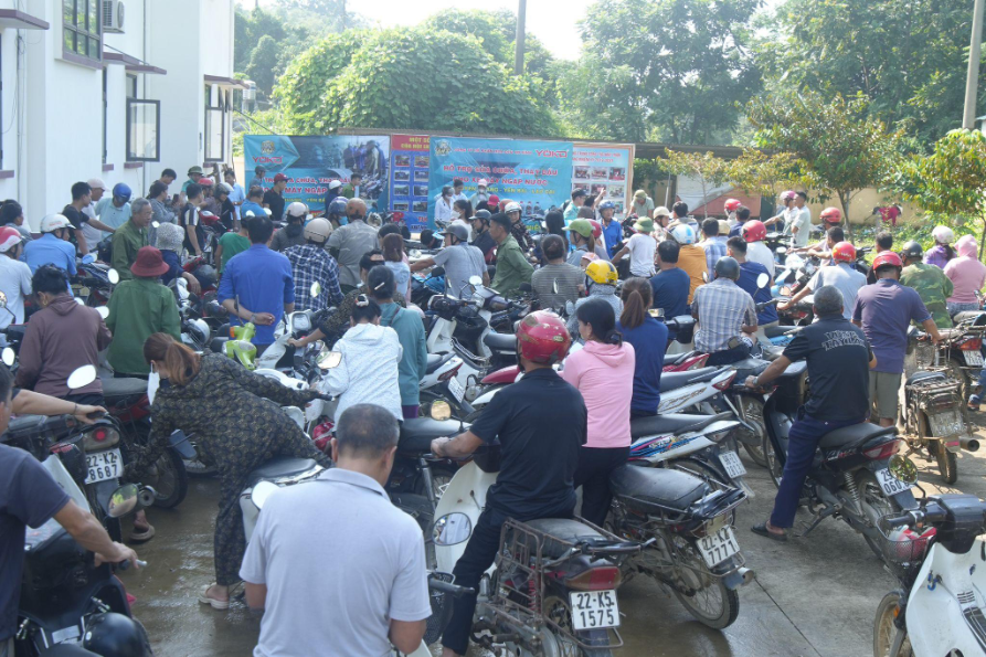 Rất đông người dân mang xe máy đến các điểm sửa xe miễn phí.