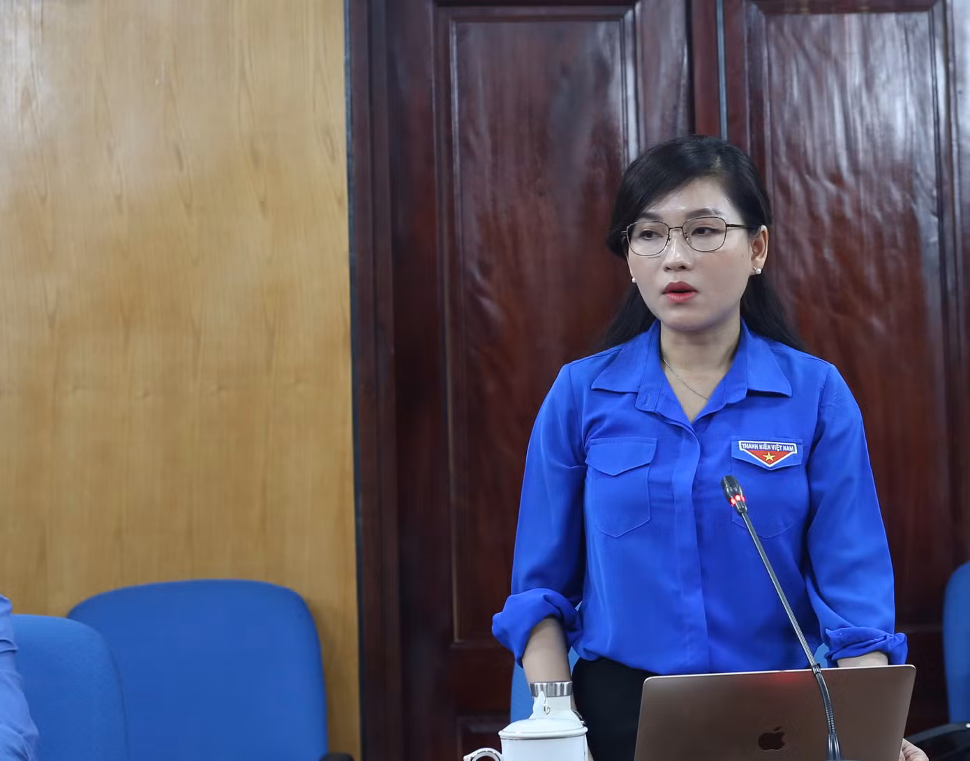 Chị Hồ Hồng Nguyên - Trưởng ban Thanh niên trường học T.Ư Đoàn, Phó Chủ tịch thường trực T.Ư Hội SVVN Việt Nam trao đổi tại cuộc họp. Ảnh: Bảo Anh