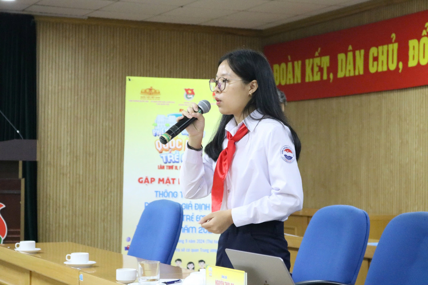 Em Nguyễn Thủy Tiên (lớp 9C, trường THCS Nguyễn Trãi, huyện Vĩnh Linh, tỉnh Quảng Trị) đại biểu phiên họp trao đổi tại buổi gặp mặt báo chí.