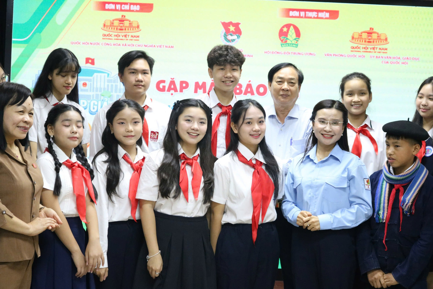 Chị Nguyễn Phạm Duy Trang và các đại biểu cùng các em thiếu nhi tham gia phiên họp giả định Quốc hội trẻ em lần thứ II.