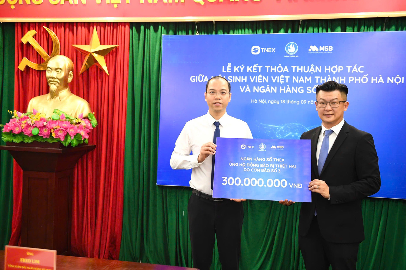 Trao nguồn lực ủng hộ đồng bào bị thiệt hại do bão số 3. Trao nguồn lực ủng hộ đồng bào bị thiệt hại do bão số 3.