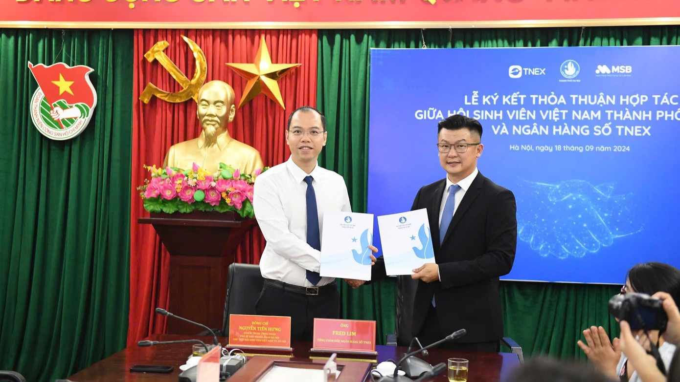 Anh Nguyễn Tiến Hưng - Phó Bí thư Thành Đoàn, Chủ tịch Hội Sinh viên TP Hà Nội (bên trái) và đại diện ngân hàng MSB ký kết thoả thuận hợp tác Anh Nguyễn Tiến Hưng - Phó Bí thư Thành Đoàn, Chủ tịch Hội Sinh viên TP Hà Nội (bên trái) và đại diện ngân hàng MSB ký kết thoả thuận hợp tác