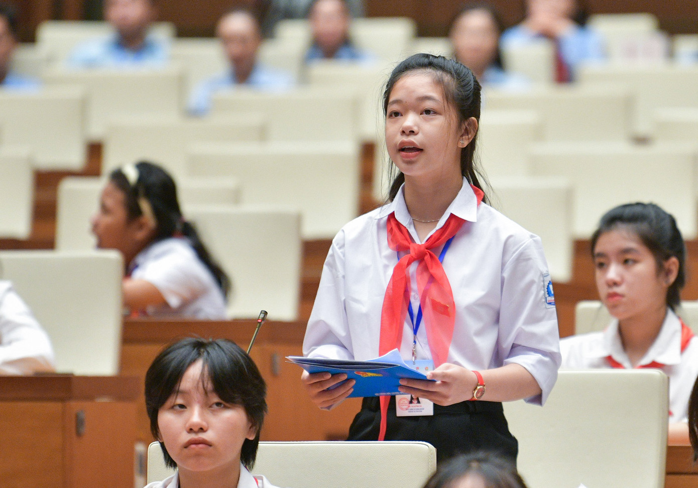 Đại biểu trẻ em Bùi Thị Quỳnh Chi (Hà Tĩnh) trao đổi tại phiên họp giả định Quốc hội trẻ em lần thứ I, năm 2023
