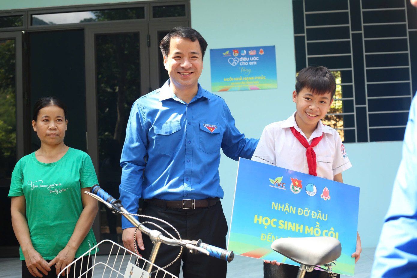 Anh Ngô Văn Cương - Bí thư T.Ư Đoàn trao biểu trưng nhận đỡ đầu hỗ trợ em Nguyễn Hồng Sơn đến năm 18 tuổi. Anh Ngô Văn Cương - Bí thư T.Ư Đoàn trao biểu trưng nhận đỡ đầu hỗ trợ em Nguyễn Hồng Sơn đến năm 18 tuổi.