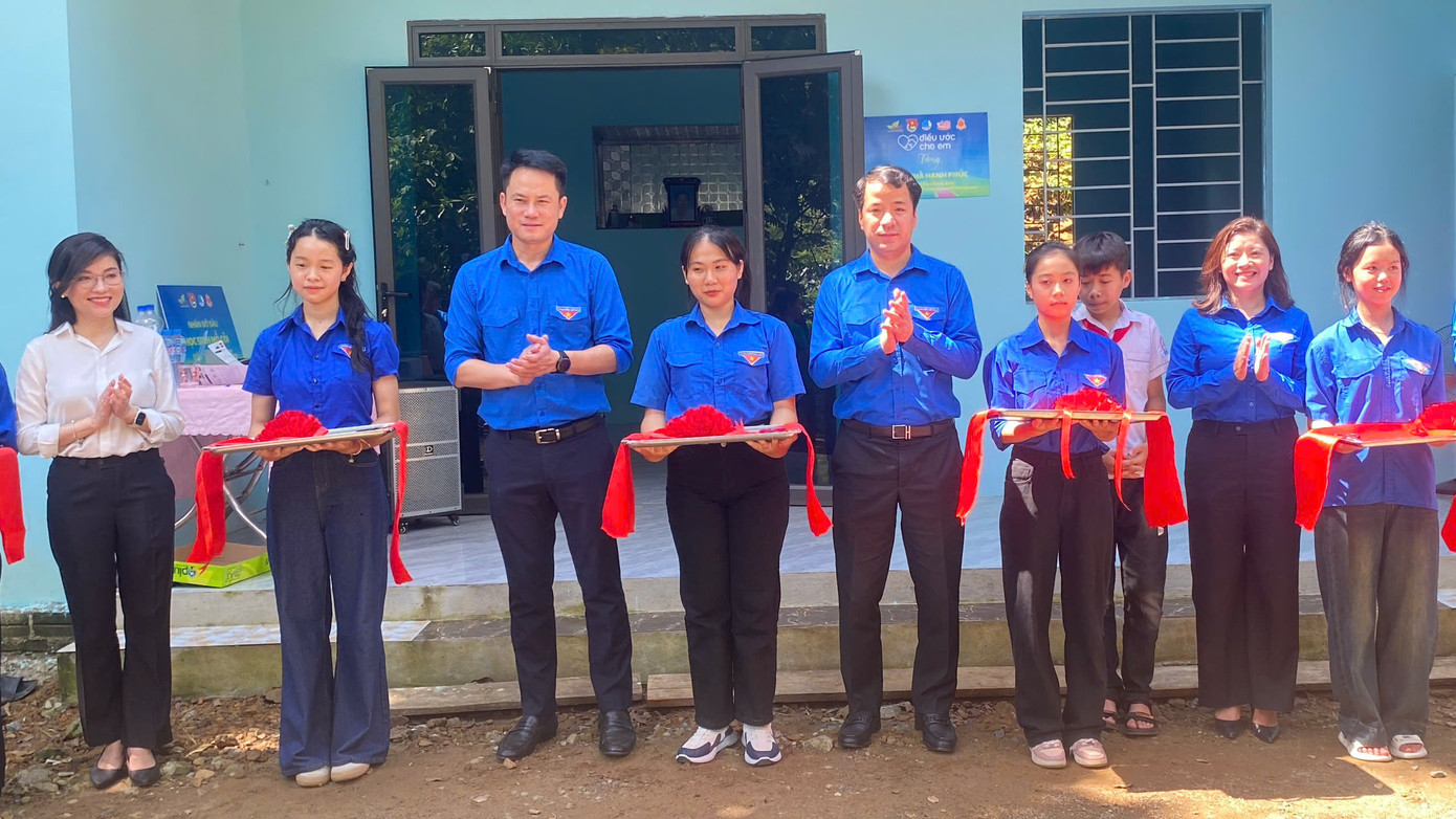 Anh Ngô Văn Cương – Bí thư T.Ư Đoàn cùng các đại biểu cắt băng khánh thành Ngôi nhà hạnh phúc cho em Nguyễn Hồng Sơn. Anh Ngô Văn Cương – Bí thư T.Ư Đoàn cùng các đại biểu cắt băng khánh thành Ngôi nhà hạnh phúc cho em Nguyễn Hồng Sơn.