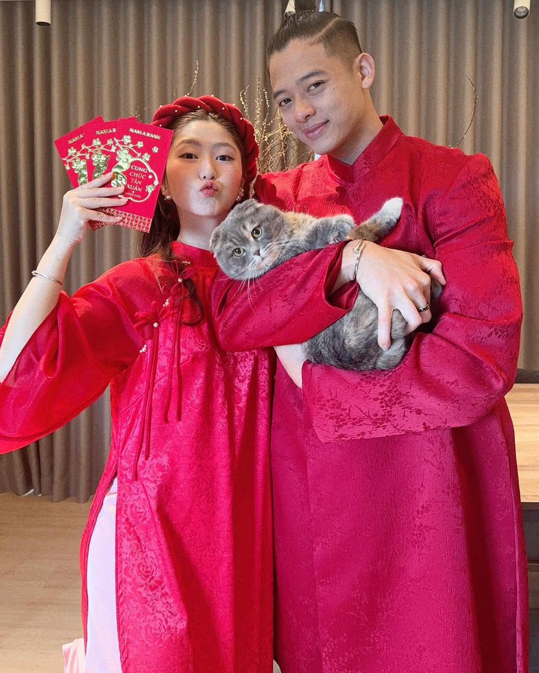 Vợ chồng hot TikToker Hà My - Trí Phan (cùng sinh năm 1997) diện áo dài ton sur ton dịp đầu năm mới Ất Tỵ 2025.