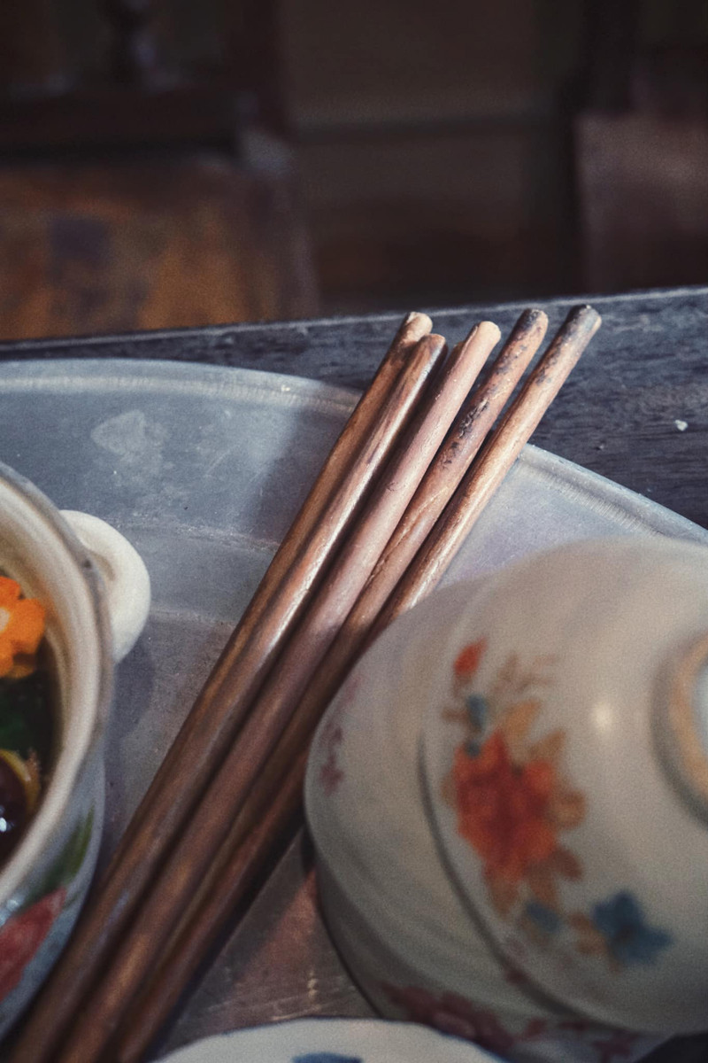 Từng chiếc bát, đôi đũa đều được tái hiện như thật.