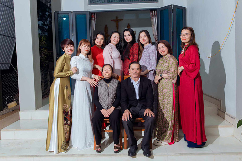 8 chị em Lữ chụp ảnh kỷ niệm bên bố mẹ.