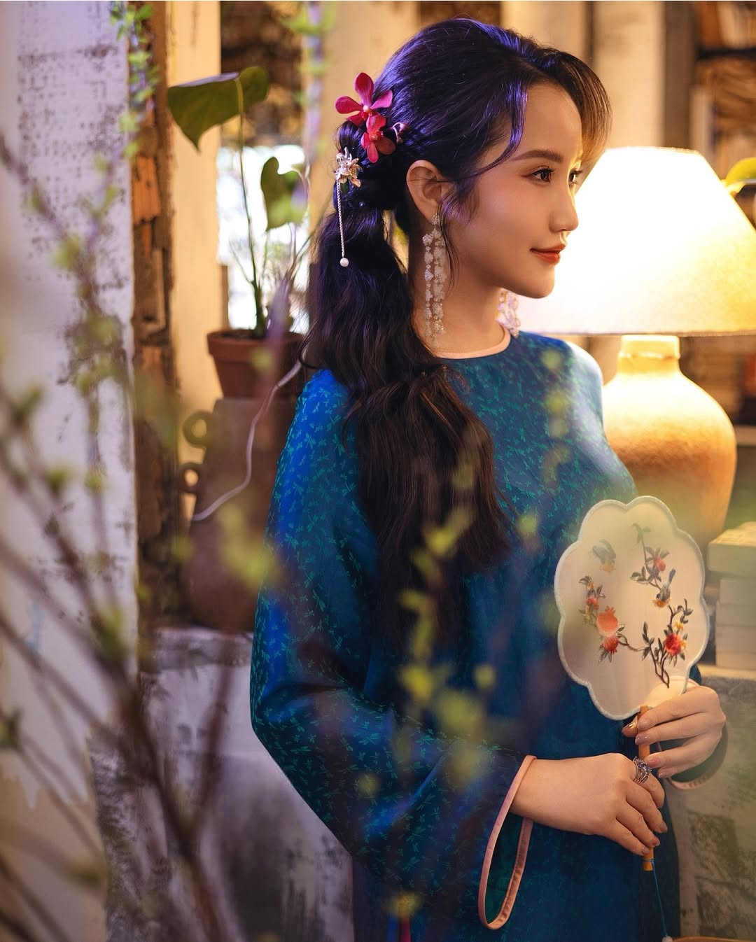 Hot girl Primmy Trương (tên thật là Trương Minh Xuân Thảo, sinh năm 1992) diện áo dài cách tân.