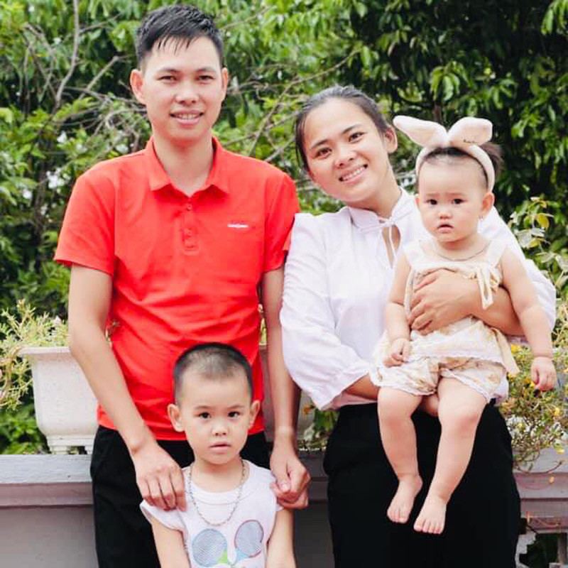 Sau nhiều năm cố gắng luyện tập, anh Mến đã có thể dựa tường đứng lên. Sau nhiều năm cố gắng luyện tập, anh Mến đã có thể dựa tường đứng lên.