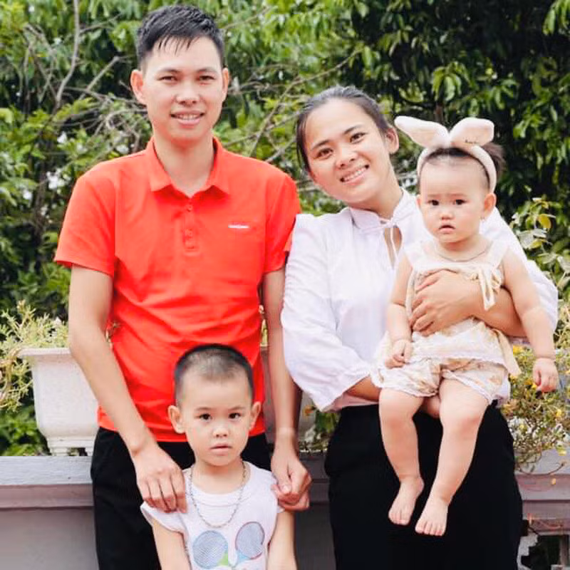Sau nhiều năm cố gắng luyện tập, anh Mến đã có thể dựa tường đứng lên. Sau nhiều năm cố gắng luyện tập, anh Mến đã có thể dựa tường đứng lên.