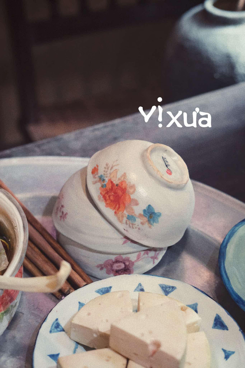 Từng chiếc bát, đôi đũa đều được tái hiện như thật.