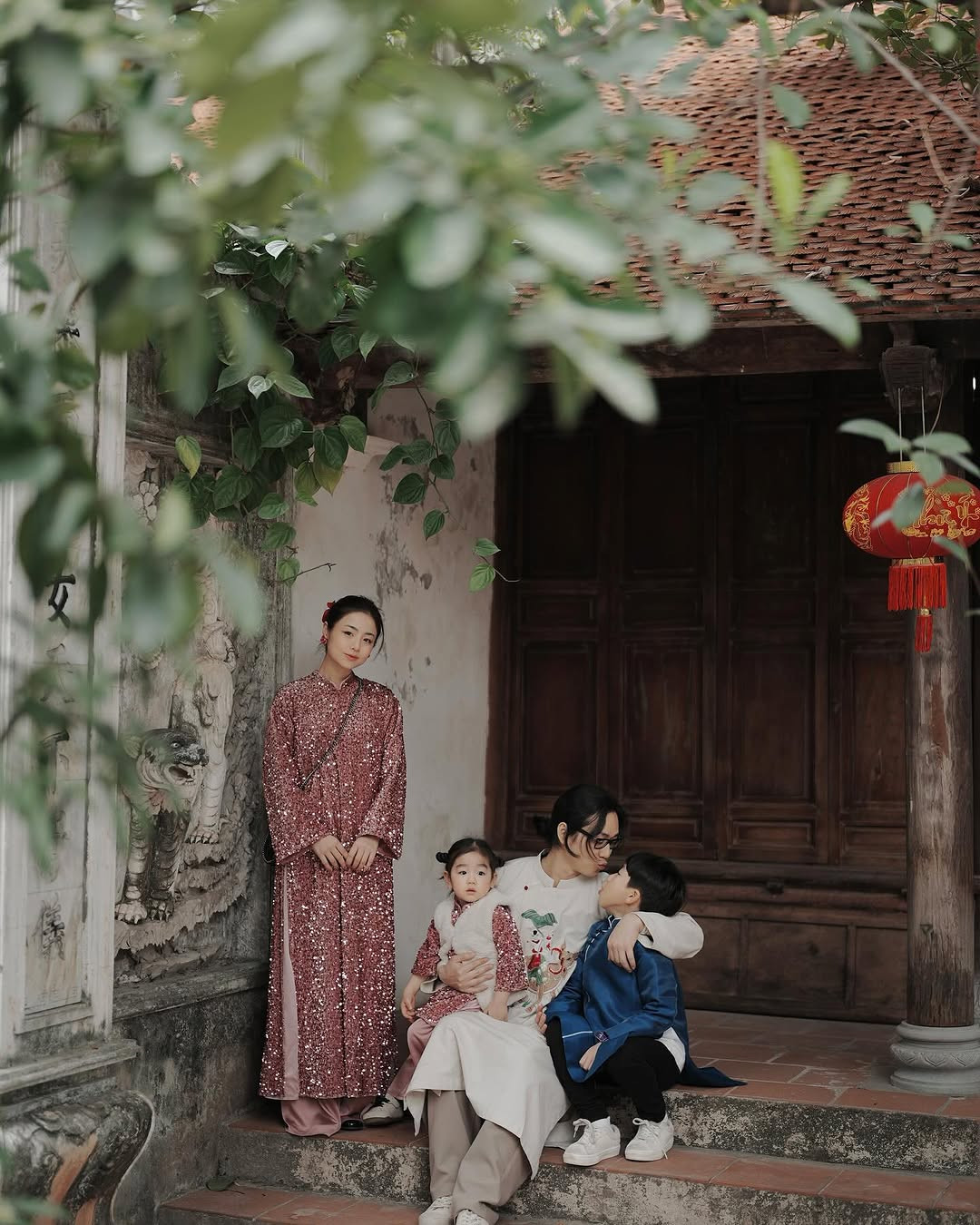 Gia đình Ba Duy - Nam Thương và bé Đậu từ lâu đã trở thành một trong những gia đình trẻ rất được yêu thích. Dù đã là mẹ của hai thiên thần nhỏ nhưng Nam Thương vẫn giữ được nhan sắc trẻ trung.