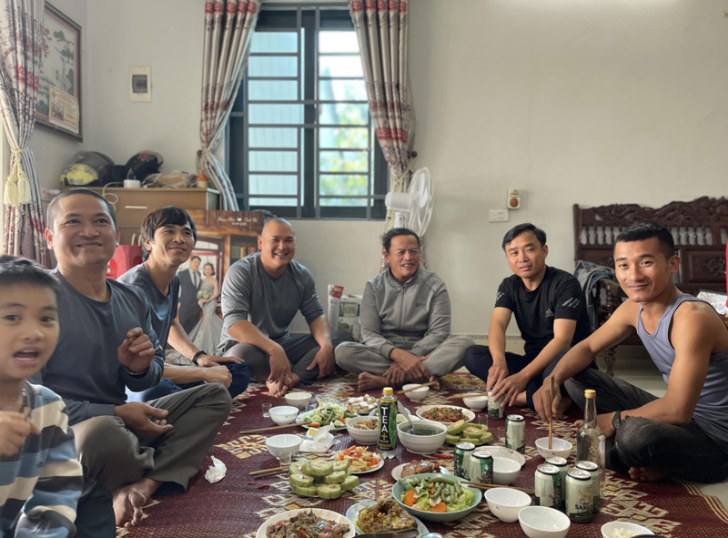 Các chàng rể vui vầy bên bố vợ.