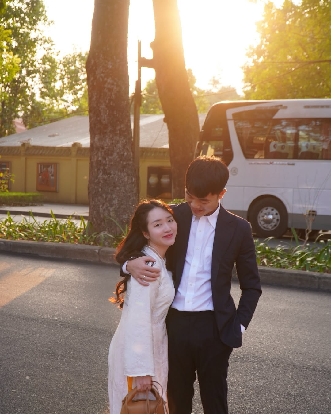 Tiền vệ Lương Xuân Trường và vợ dạo phố ngày xuân.