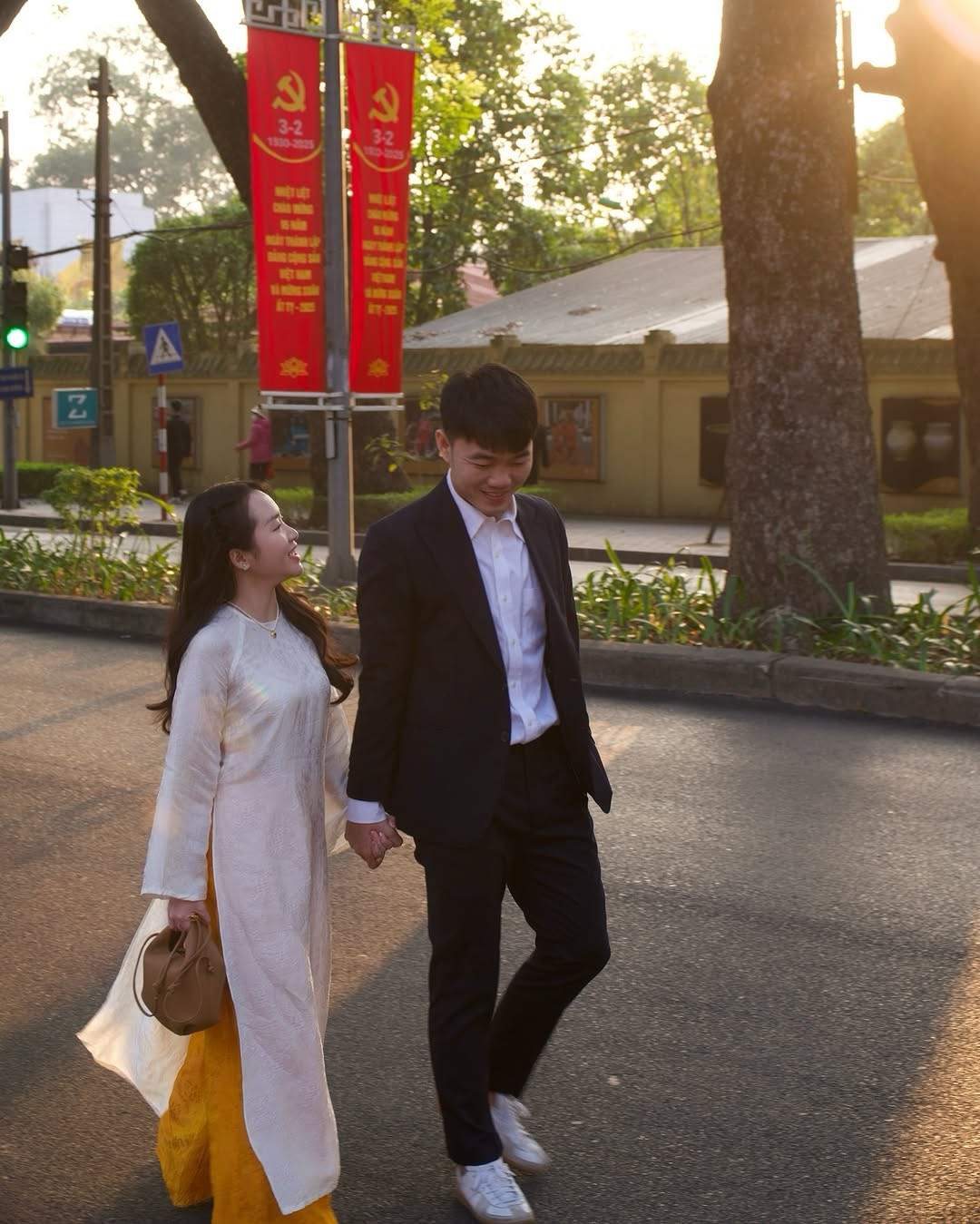 Tiền vệ Lương Xuân Trường và vợ dạo phố ngày xuân.