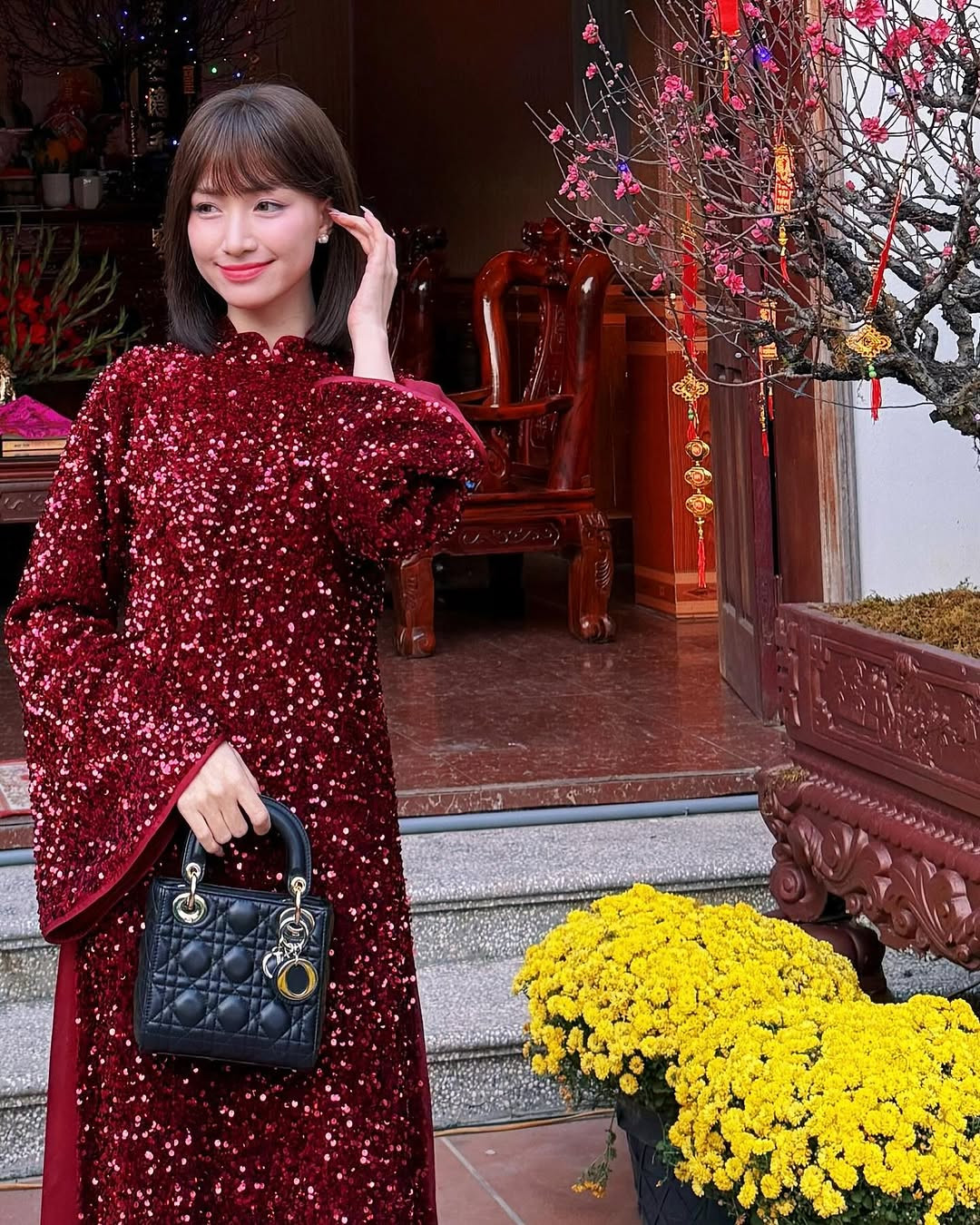 "Gái một con" Hòa Minzy trẻ trung bất ngờ với mái tóc ngắn lạ mắt.