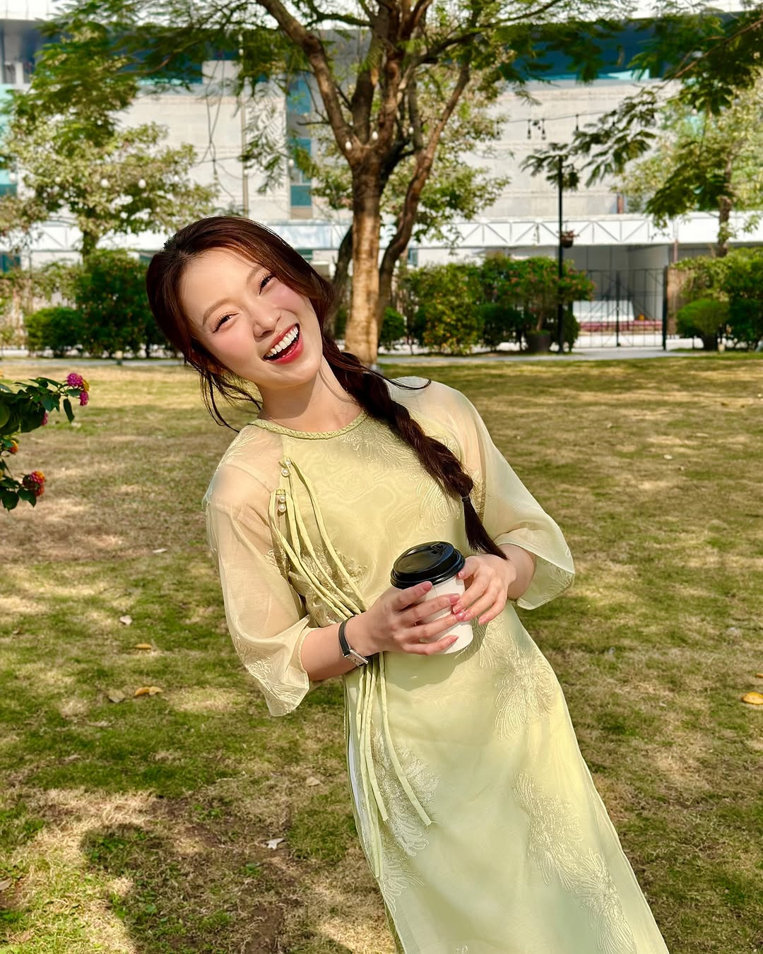 "Mong 2025 sẽ dành tặng chúng mình những điều ngọt ngào nhất, mọi nỗ lực và khát vọng đều đơm hoa kết trái" là lời chia sẻ của nữ MC Đường lên đỉnh Olympia gửi gắm trên trang cá nhân.