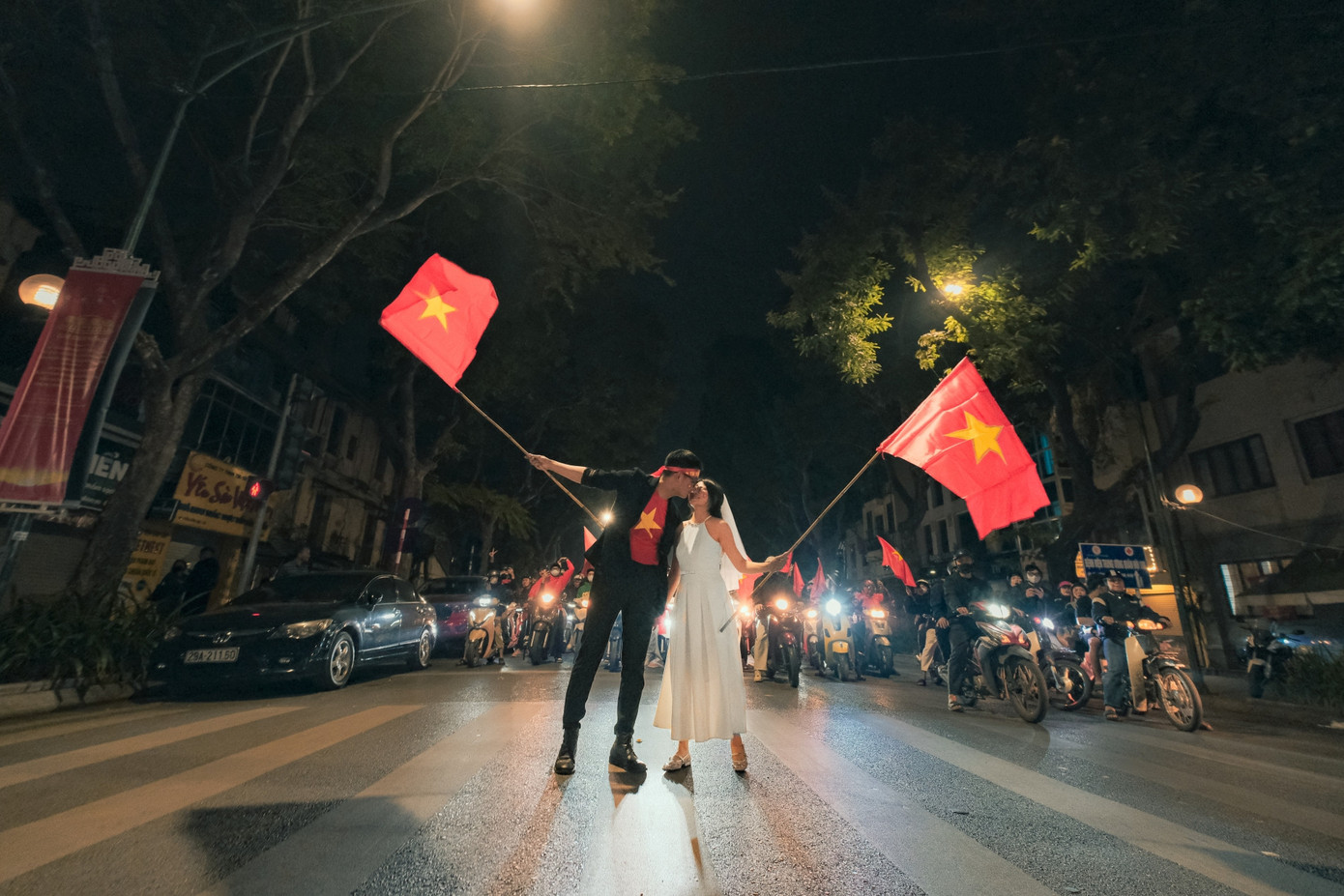 Chờ đèn đỏ, cô dâu chú rể chạy ra chụp ảnh, rồi nhanh chóng chạy vào lề đường