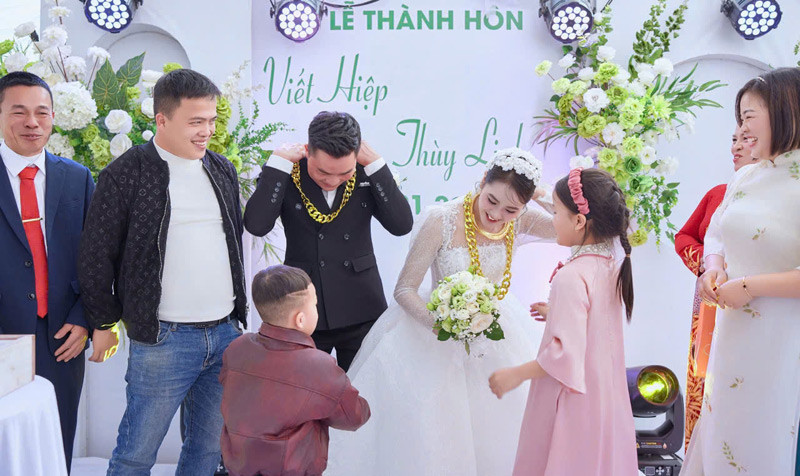 Bé Thảo My cùng bố mẹ lên sân khấu trao quà cưới cho cô dâu - chú rể.