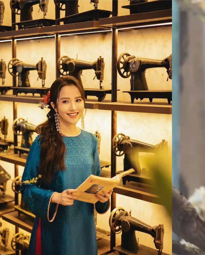 Hot girl Primmy Trương (tên thật là Trương Minh Xuân Thảo, sinh năm 1992) diện áo dài cách tân.