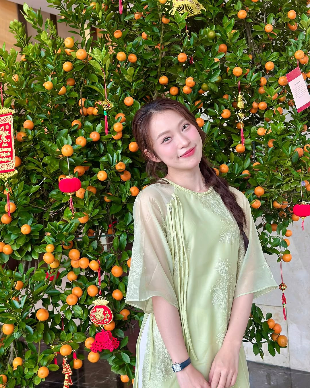 Khánh Vy trẻ trung tươi tắn với áo dài Tết màu xanh cốm nhạt.